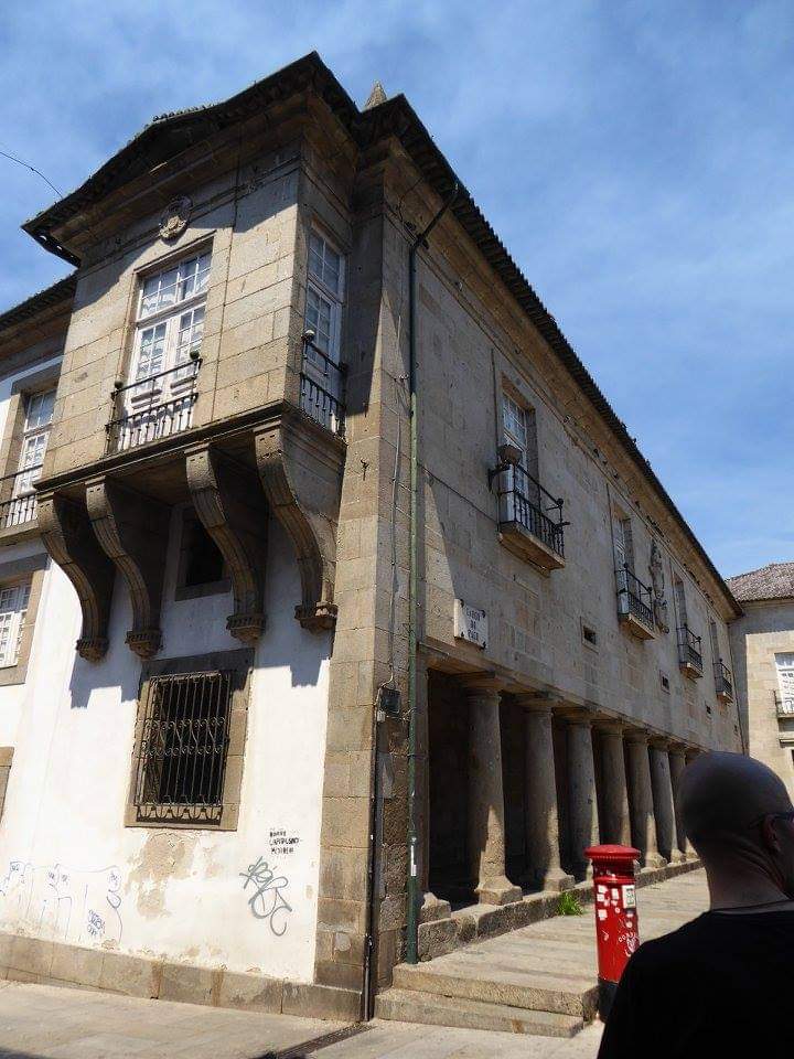 O Largo do Paço, situado no centro histórico de Braga, é constituído por 1 conjunto de edifícios q foram a antiga residência dos Arcebispos, conhecida como Paço Episcopal Bracarense. #Largo_do_Paço #SalãoNobre da #Universidade_do_Minho #BibliotecaPública #Braga #ArquivoMunicipal