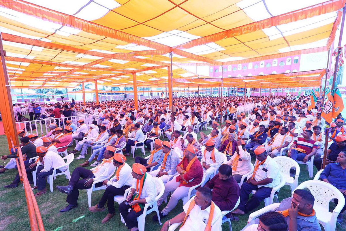 CRPaatil's tweet image. આજે ઝાલોદ ખાતે યોજાયેલા દાહોદ જીલ્લાનાં બૂથ પ્રમુખ સંમેલનમાં કાર્યકર્તાશ્રીઓએ ખૂબ મોટી સંખ્યામાં ઉપસ્થિત રહી ભારતીય જનતા પાર્ટી પરિવારનાં મજબૂત સંગઠનની સાબિતી પૂરી પાડી. સૌને અભિનંદન પાઠવ્યા. 

લોકસભાની ચૂંટણીમાં પાંચ લાખથી વધુની લીડ સાથે ગુજરાત હેટ્રિક સર્જે એ માટે સૌને આહવાન…