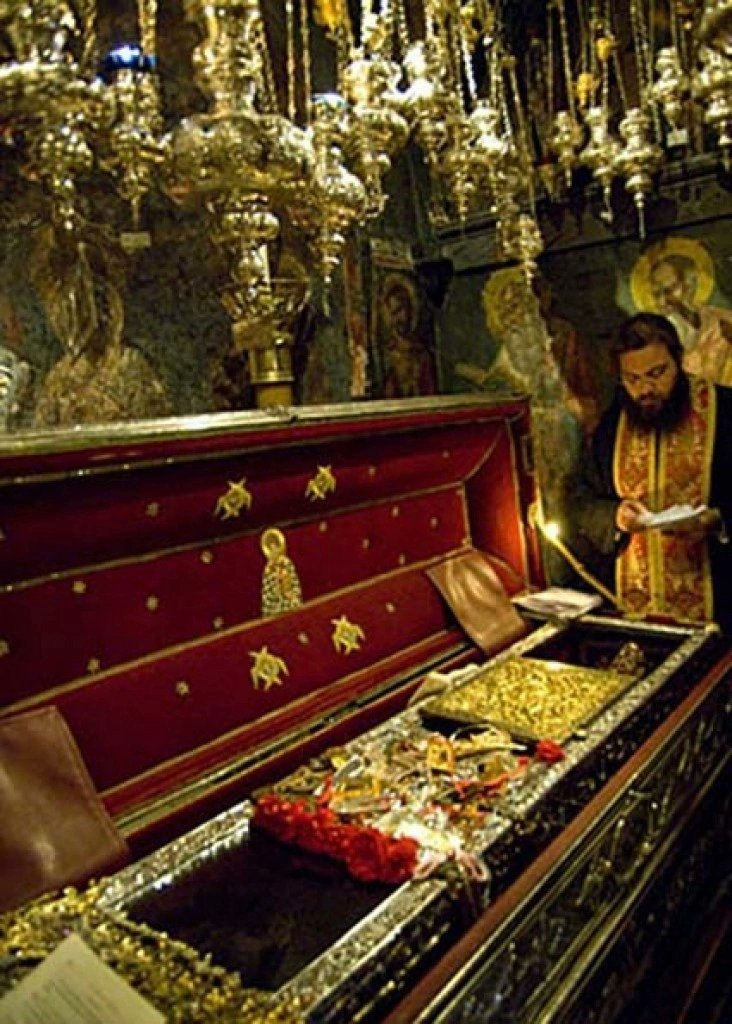 RusKrest77's tweet image. Тело святого Спиридона имеет постоянную температуру: 36,6 градусов. У него растут волосы и ногти. И что самое удивительное - одежду, которая на нем надета, меняют раз в полгода, потому что она снашивается, будто он не лежит в раке, а ходит.