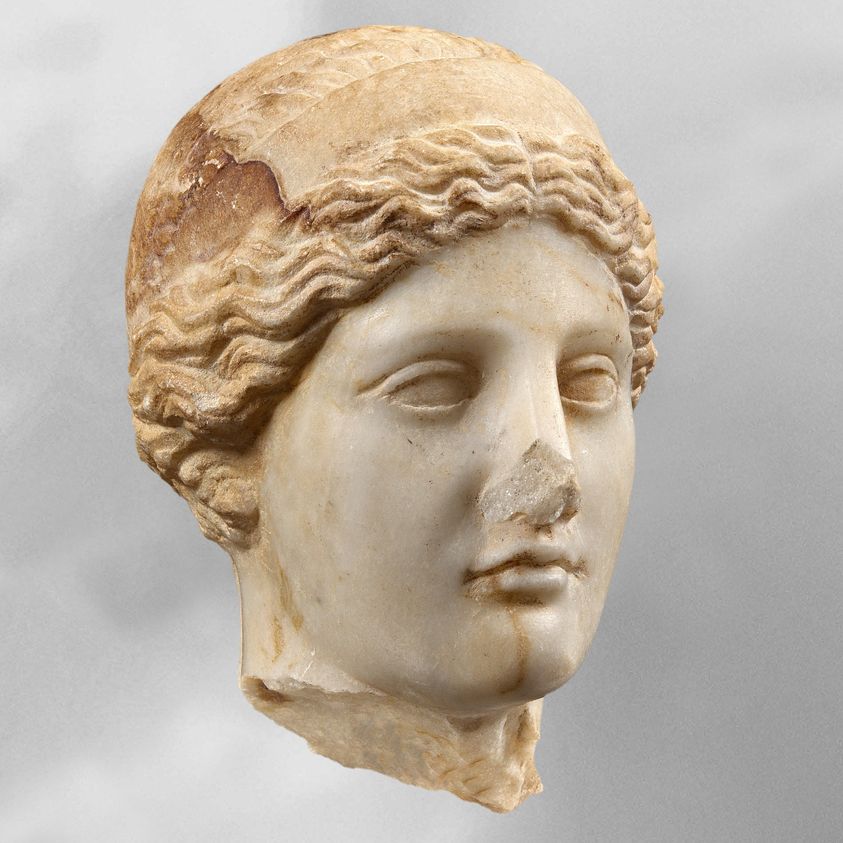7. April: Weltgesundheitstag.  Der intakte marmore Kopf einer Statue repräsentiert Hygeia. Sie verkörpert das natürliche Gleichgewicht der Elemente des Körpers. Akropolis Museum, bis Sonntag, 14. April in der Ausstellung 'ΝοΗΜΑΤΑ' zu sehen.