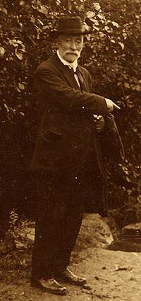 O 8/4/1937 morre en Pontevedra Casto Sampedro Folgar folclorista e investigador da arqueoloxía. Foi un grande erudito, con coñecemento das linguas clásicas, da paleografía, da heráldica, e musicólogo. É autor do Cancionero musical de Galicia. Foi o 1º dir. do Museo de Pontevedra.