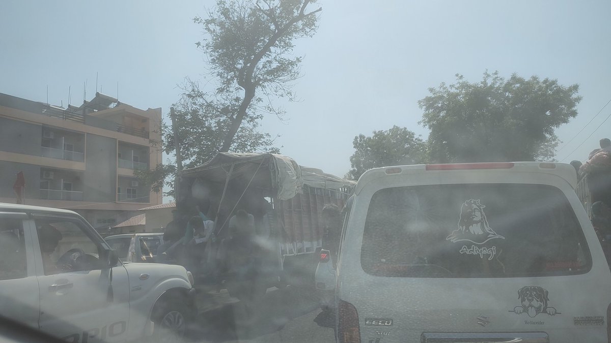 tarunkpatra's tweet photo. Shri @DrMohanYadav51 ji, kindly order the Omkareshwar Traffic and Police department to manage the huge jams in the Jyotirlinga temples road today. There is no alternate road to divert or distribute the traffic. Plz help urgent, common citizens are stuck in this sweltering heat. https://t.co/s4RJJuXRcx