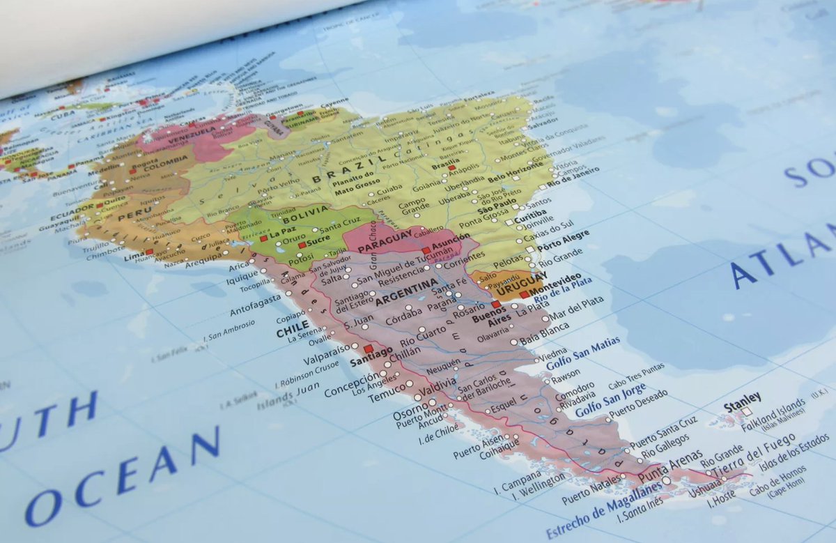 In this editorial of @bmj_latest, @Deisy_Ventura and @MiguelORyan1 of their Council for Latin America address the region's contributions to #GlobalHealth and the priorities and challenges for improving health and equity. revistahcsm.coc.fiocruz.br/english/streng… #decolonization #PublicHealth