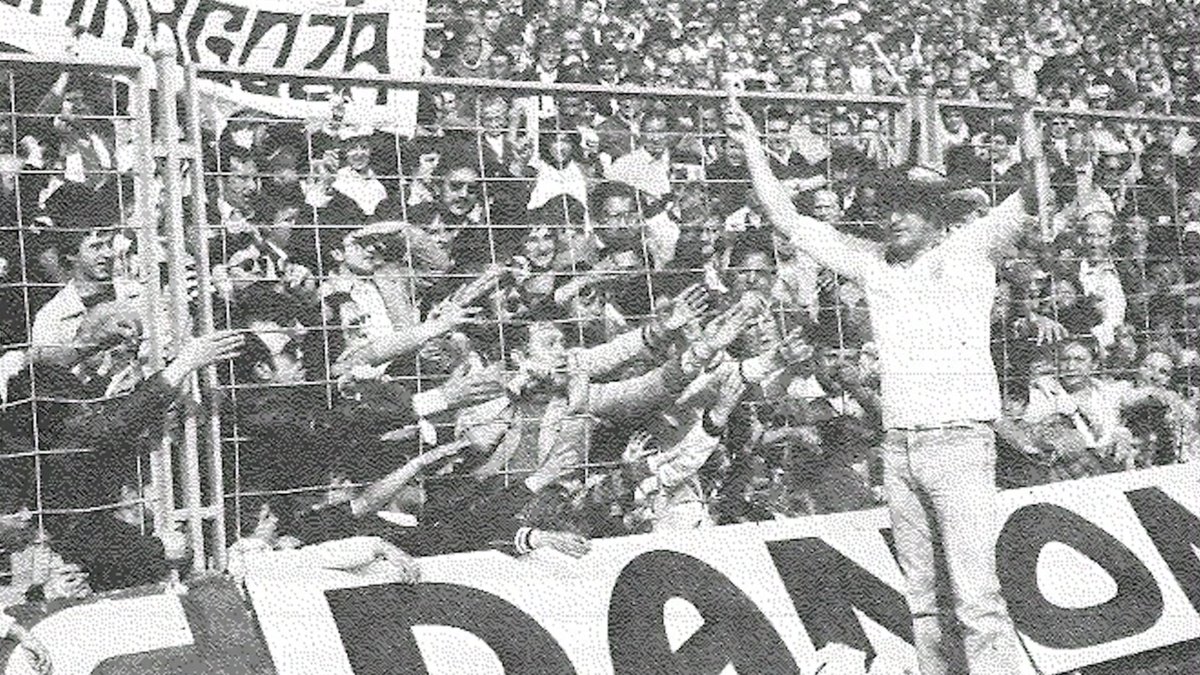 🥁En 1990, Manolo el del Bombo le pagó el viaje a 16 fans con 1M de pesetas que ganó de un patrocinio con la revista Don Balón. A sus 75 años, sigue dándolo todo por la Selección y su afición.

⚽️Gracias a todos por apoyar a España. ¡Vamos a por la Eurocopa! 🇪🇸 #eurocopaconmanolo