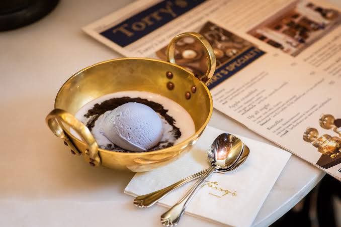 เผื่อใครสงสัยว่าจะพกถ้วยทองไปทำไม ถ้วยในรูปน่าจะมาจากร้าน Torry’s ice cream ที่อยู่ตรงถนนคนเดินนี่ละค่ะ ถ้าสั่งบีโกหมอยจะได้ถ้วยกลับบ้านด้วย