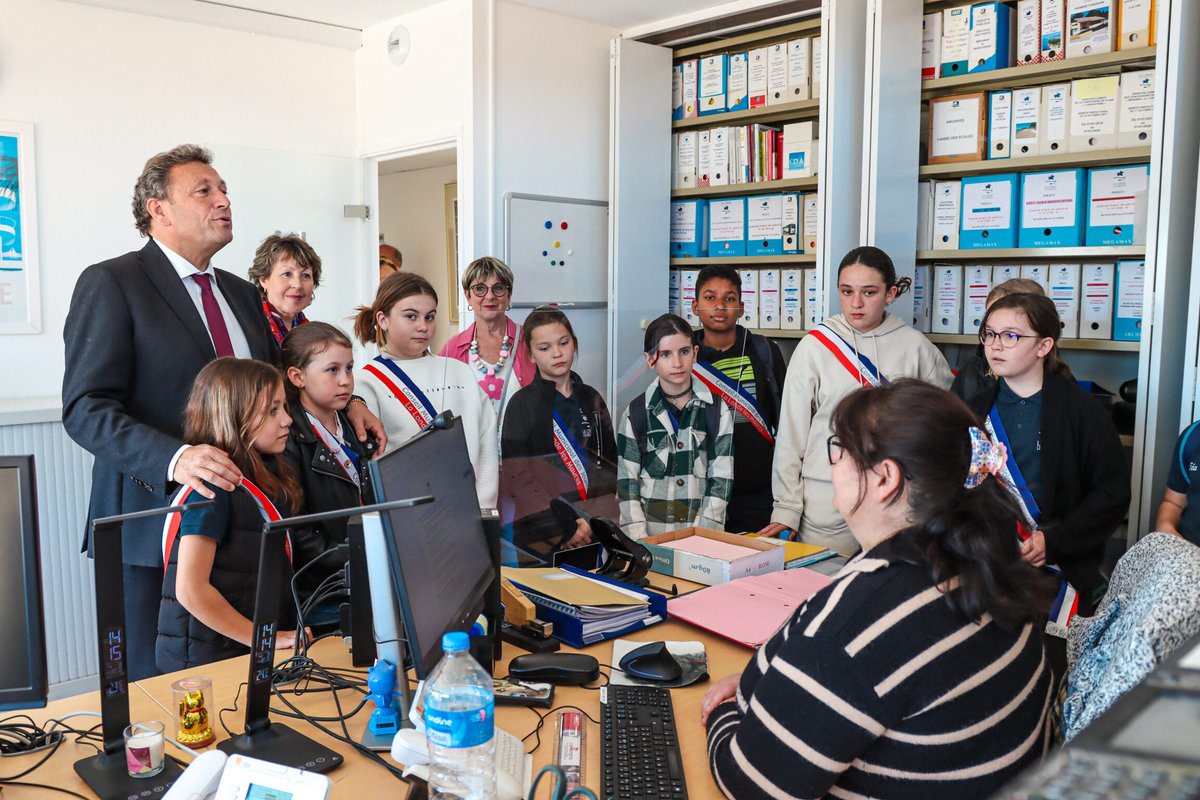 👍 Les élus du #CMJ de la @villelalonde83 ont visité l'Hôtel de la Ville avant de planter leur arbre au cœur du Jardin la Brûlade. Un moment intense pour les jeunes qui, en voyant grandir ces arbres, se souviendront de leur mandat. 📌 swll.to/CMJLaLondeavri…