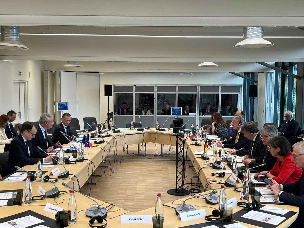 adolfo_urso's tweet image. Al via la terza riunione trilaterale sulla politica industriale tra 🇮🇹 🇫🇷 e 🇩🇪 a Parigi

Con i ministri @BrunoLeMaire e #RobertHabeck avremo un confronto sui temi della competitività e della tecnologia green.

@mimit_gov