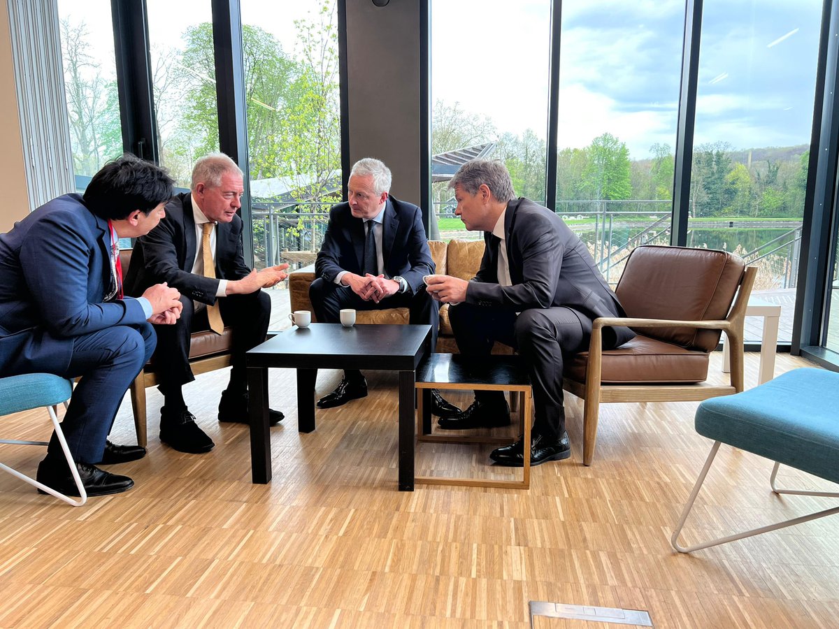 adolfo_urso's tweet image. Al via la terza riunione trilaterale sulla politica industriale tra 🇮🇹 🇫🇷 e 🇩🇪 a Parigi

Con i ministri @BrunoLeMaire e #RobertHabeck avremo un confronto sui temi della competitività e della tecnologia green.

@mimit_gov