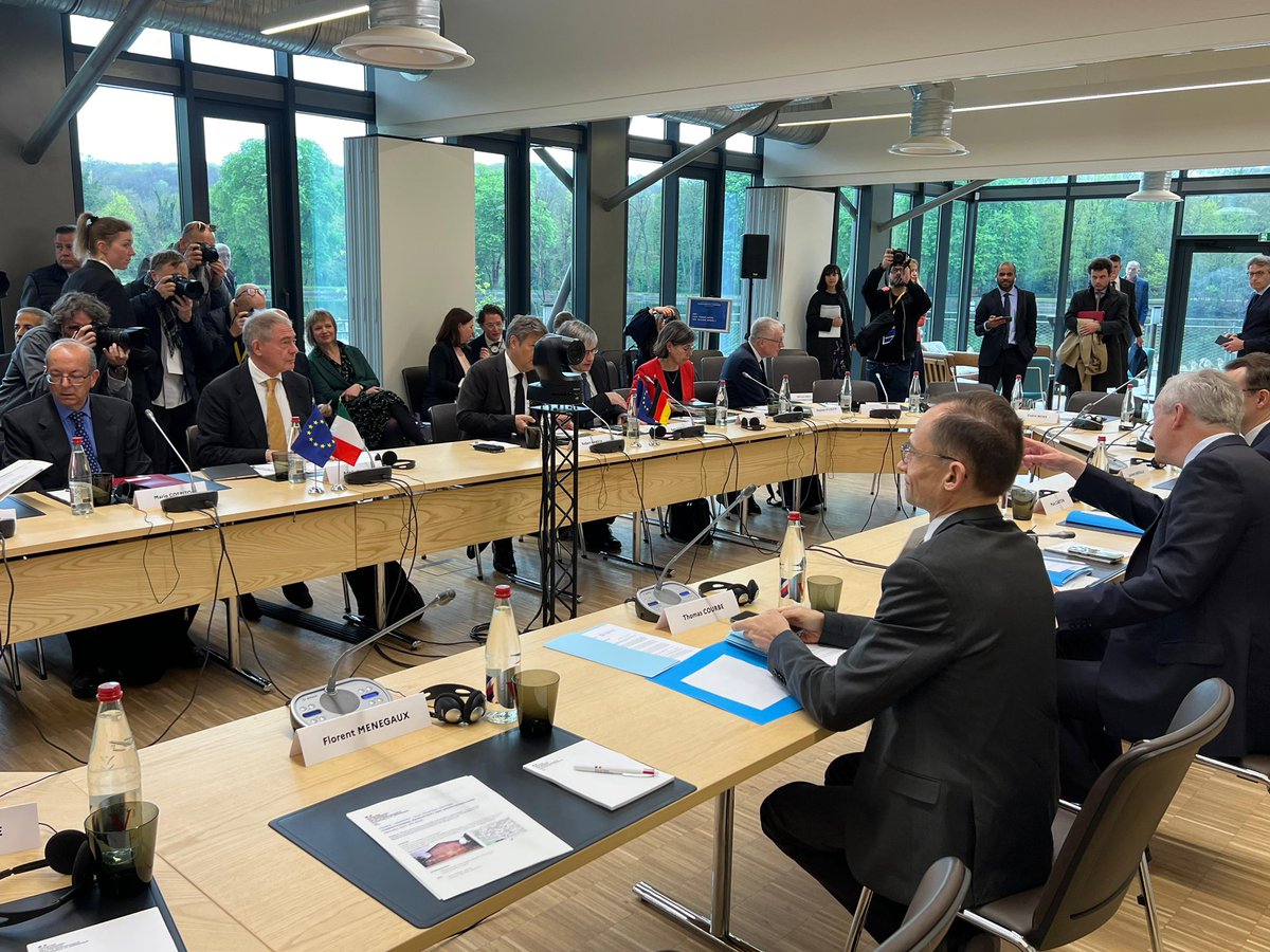 adolfo_urso's tweet image. Al via la terza riunione trilaterale sulla politica industriale tra 🇮🇹 🇫🇷 e 🇩🇪 a Parigi

Con i ministri @BrunoLeMaire e #RobertHabeck avremo un confronto sui temi della competitività e della tecnologia green.

@mimit_gov