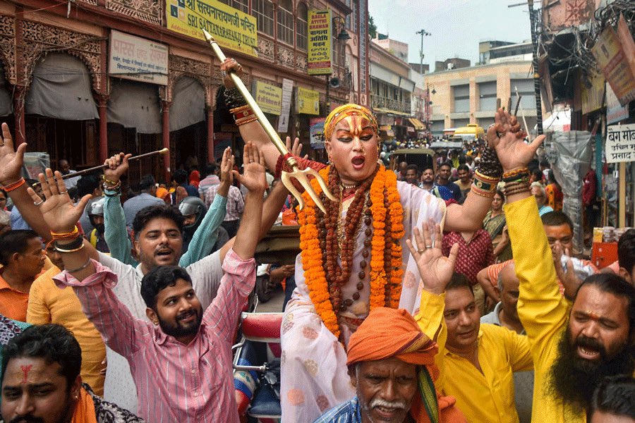 Transgender person Hemangi Sakhi is contesting elections against PM Narendra Modi from Varanasi, on a Akhil Bharat Hindu Mahasabha (ABHM) party ticket. She wants to demolish the Gyanvapi mosque in Varanasi and Shahi Idgah mosque in Mathura and build Hindu temples in their place!