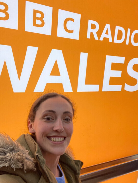 Last night, music leader Jacs joined Roy Noble on @BBCRadioWales. Listen from 1.13 mins to hear them chatting about our Food, Glorious Food project where conversations between residents at Penylan House and Emma Jenkins have resulted in beautiful poetry. bbc.co.uk/sounds/play/m0…