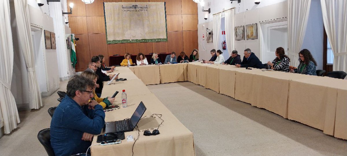 Hoy, en el <a href="/ParlamentoAnd/">Parlamento Andalucía</a>, compartimos la mañana con colectivos y personas implicadas en mejorar la vida de las personas, especialmente niñas y niños y sus familias, con #TEA. 
La #política es la herramienta para enriquecer la sociedad.