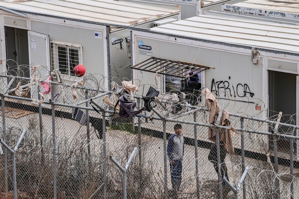 Nederland is verantwoordelijk voor de jarenlange, mensonterende omstandigheden van vluchtelingen op de Griekse eilanden. Dat stellen Amnesty International en andere hulporganisaties. Vandaag klagen zij de Nederlandse staat aan. @DHO72 van @amnestynl om 13.30 bij @NPORadio1