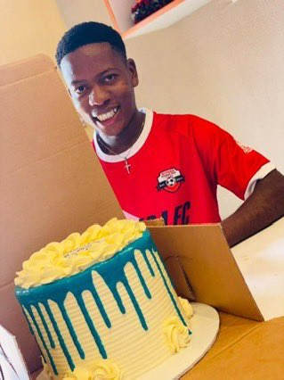 MollanJoyce's tweet photo. Thank you @aggreykwangz for the sinfully delicious cake ❤️.  You should all  make your orders in time 🙏

#bestcakeplug https://t.co/9tLjPpPGyK