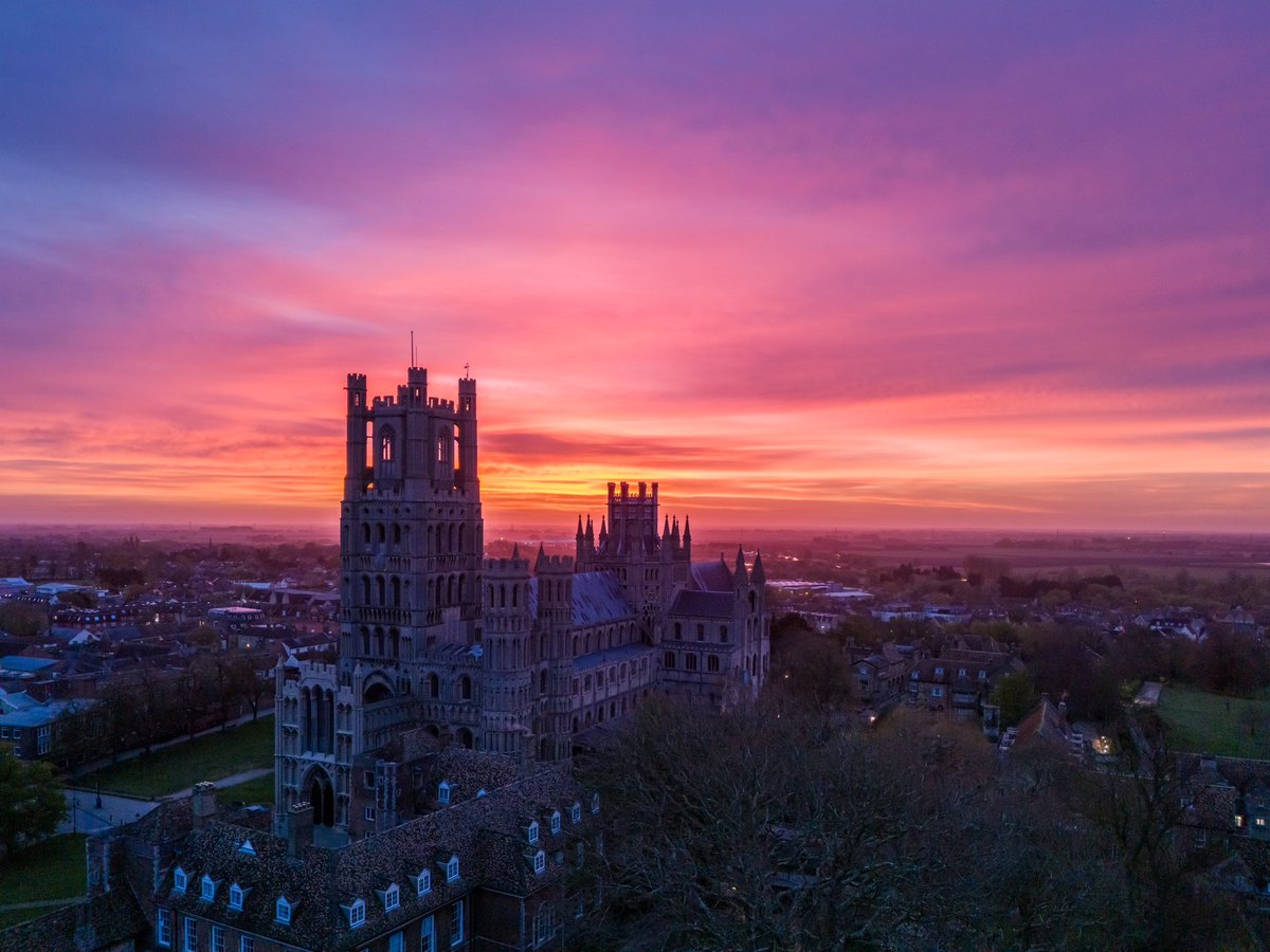 Oh yes, finally a fantastic dawn over Ely Cathedral today. Magenta, indigo & a full range of colours. Well worth a 5.30 alarm call @ChrisPage90 @WeatherAisling @SpottedInEly @StormHour @ThePhotoHour @AP_Magazine @OPOTY @ElyPhotographic @Ely_Cathedral @Kings_Ely @FascinatingFens