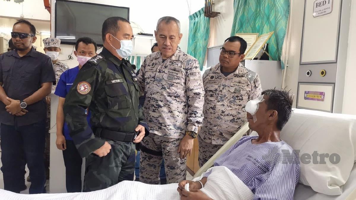 redzuanNewsMPB's tweet photo. Anggota APMM, Bintara Muda Maritim Zainal Abad Komel, 45 yang ditembak perompak laut di perairan Kunak semalam disahkan buta.

Prosedur keluar peluru pada mata kiri ambil masa dua jam namun mata itu tidak dapat diselamatkan apabila peluru terkena pada saraf. https://t.co/OJJt8eW6g4