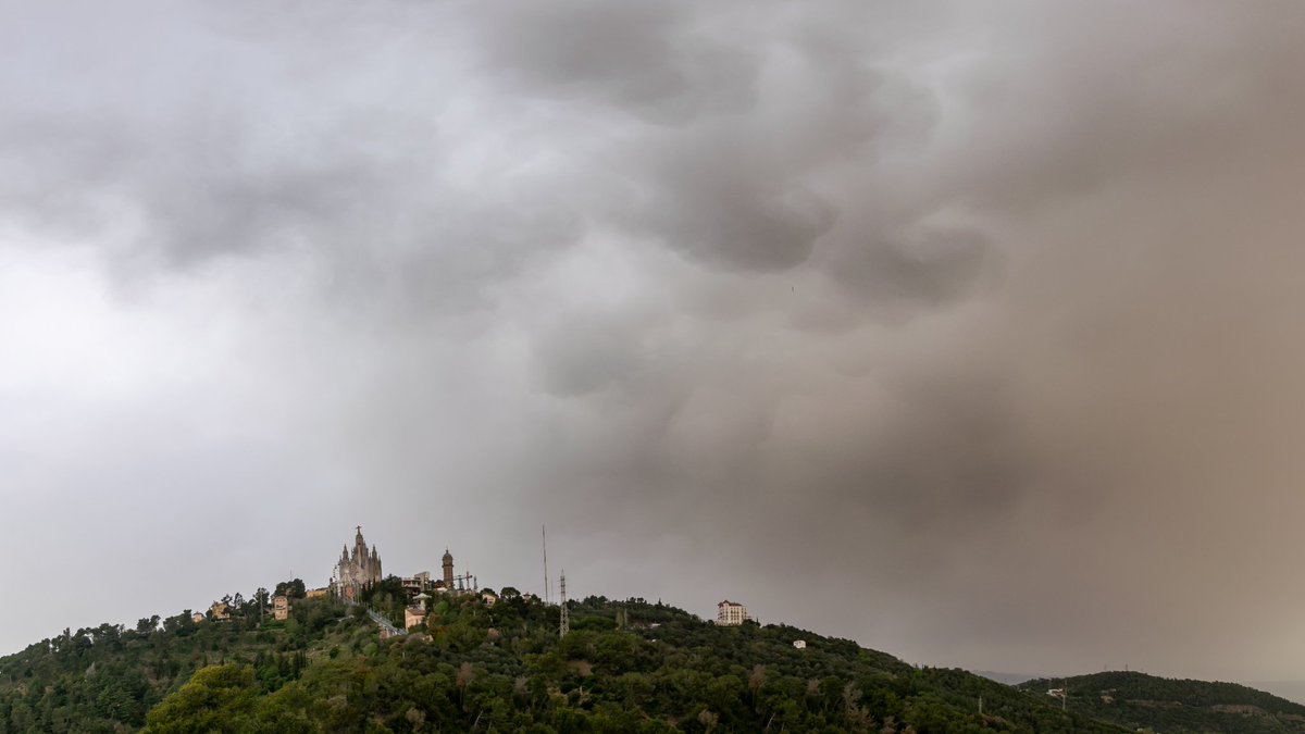 Continua el paso de bandas de nubes cargadas de polvo como estos #altostratus #mamma que han dejado 4 gotas de barro a su paso por #obsfabra #Barcelona esta mañana @AEMET_Cat @meteocat @eltempsTV3 @btveltemps @ARAmeteo @tempsdemeteo @lasextameteo @RACABarcelona @WMO @CloudAppSoc