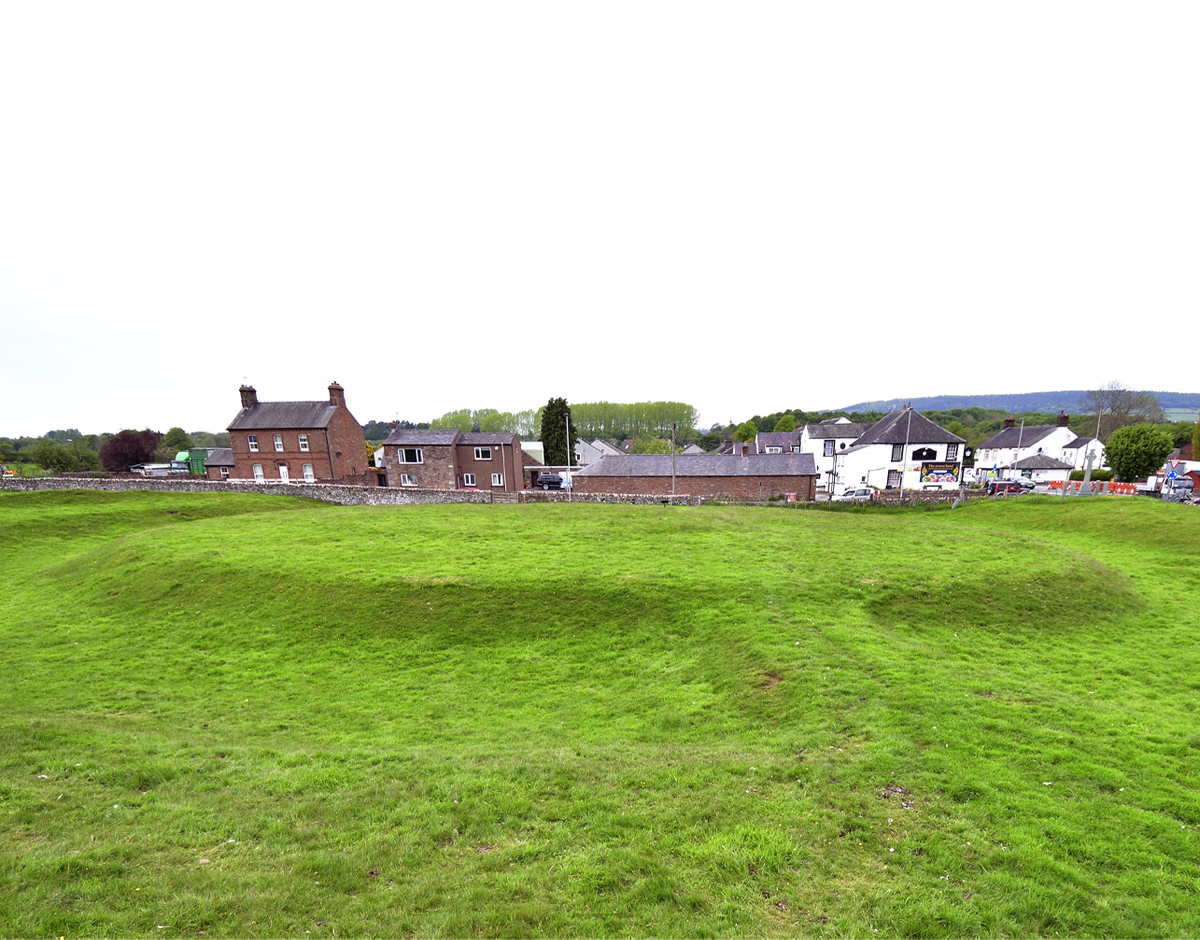 As with many prehistoric monuments, the exact purpose of this earthwork henge remains unknown.🤔🗿 #DYK legend claims that this was King Arthur's jousting arena? Instead, the site is of Neolithic origin, dating from about 2000 BC. 🏇🤺 📌 King Arthur's Round Table, Cumbria