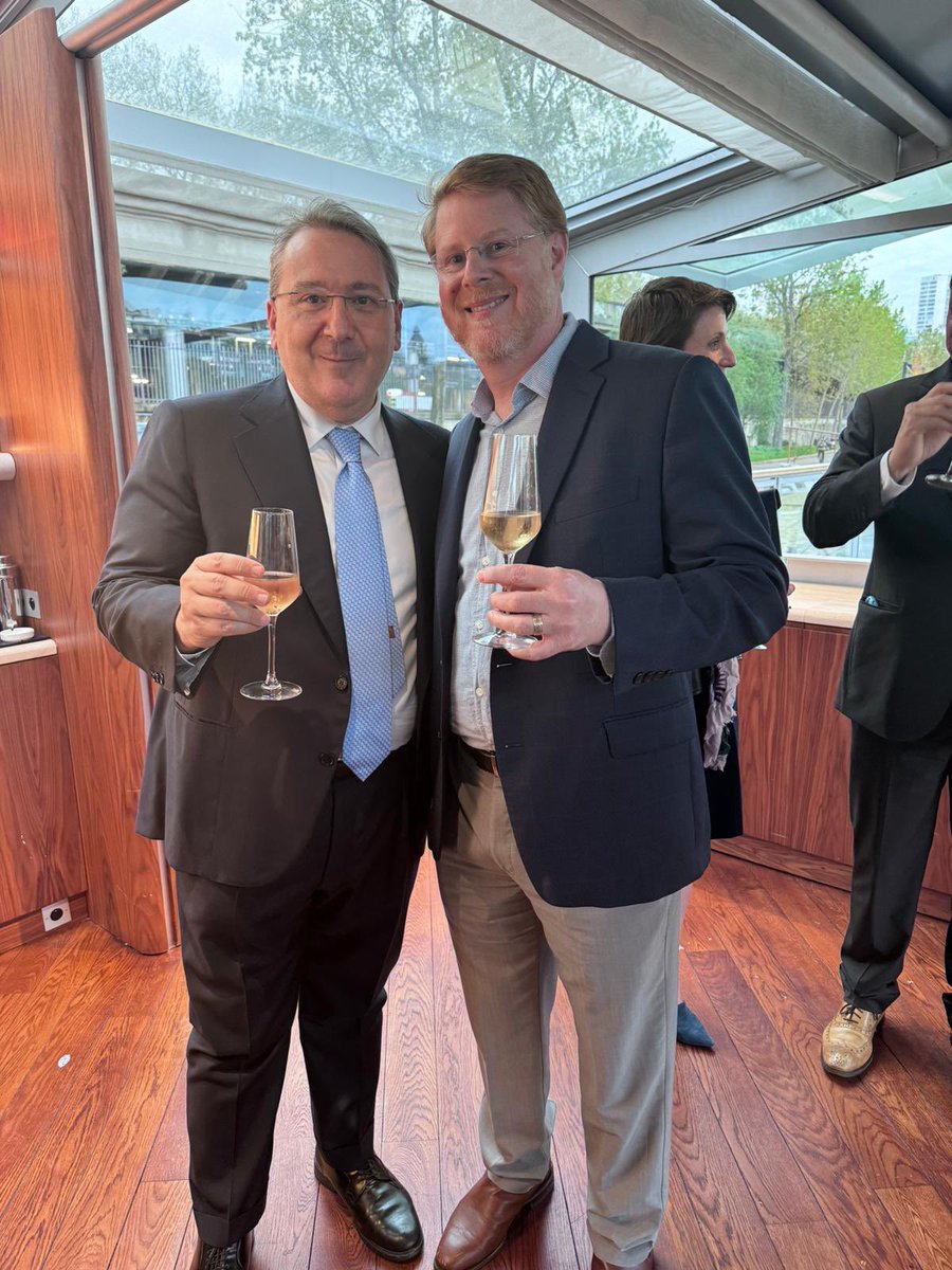 Past and present unite! Gratitude to the former and current Editors-in-Chief for their exceptional contributions, constantly advancing the frontier of prostatic diseases research. #InnovationInScience #ProstateResearchLeaders #EAU #eururol @cosimodenunzio @SFreedlandMD
