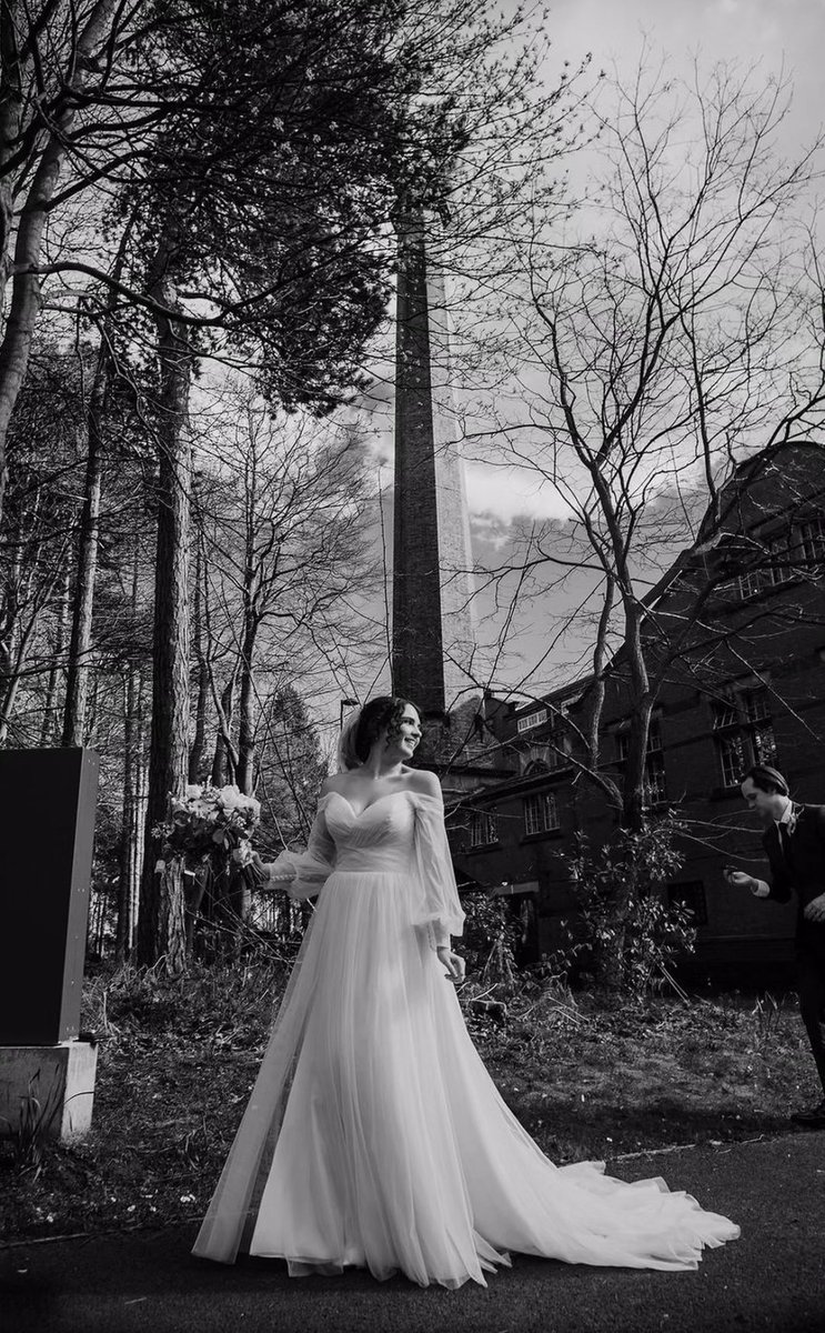 Taya!!! You did it!!! A huge congratulations to you both! What FANTASTIC photos by @anna.rose.heaton 😍🥂💕

#realbride #bridalsuitebride #nottinghambride #nottinghamwedding #nottinghamboutique #weddingdress #bridalshop #weddingdress