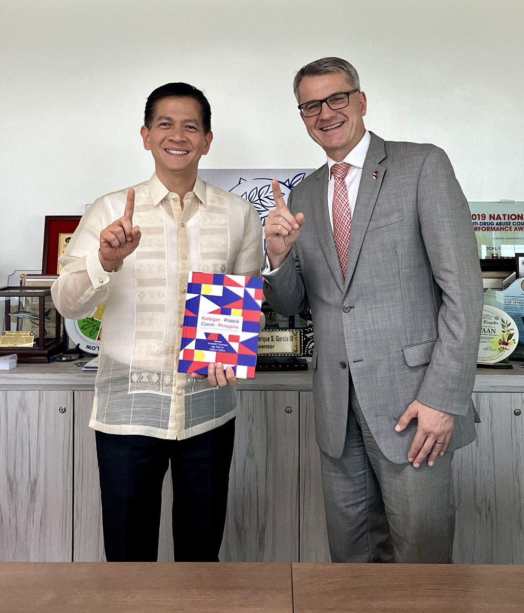 With Governor Joet S. Garcia of the Province of @BataanPH, we discussed at large multiple areas of mutual interest. At the eve of the #DayOfValor, we were reminded of the ultimate sacrifice our compatriots made during the WW2. #ArawNgKagitingan #1Bataan 🇨🇿🤝🇵🇭