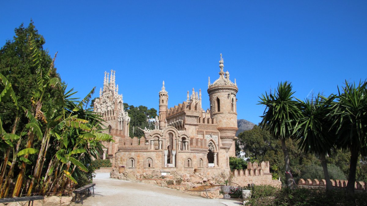 Things To Do in Benalmádena: Colomares Castle It’s actually more of a monument built as a tribute to Christopher Columbus and the discovery of America. It unifies various architectural styles which had a marked effect on Spanish culture: Bizantine, Romanesque, Arabic and Gothic.