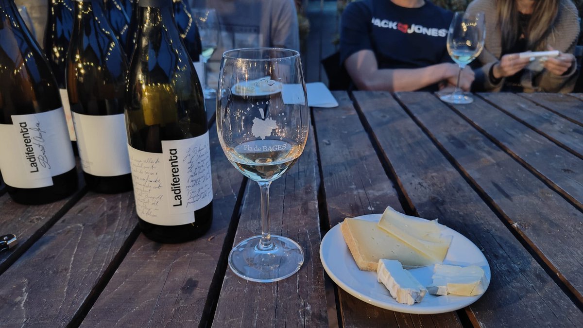 Coneix's tweet photo. Les productives reunions matutines aviat van deixar pas als dinars, partits de pàdel, jocs de taula, cervesetes amb bona música i inclús un tast de vins cortesia dels viticultors de La Diferenta. 🍷 https://t.co/HDNcna05QJ