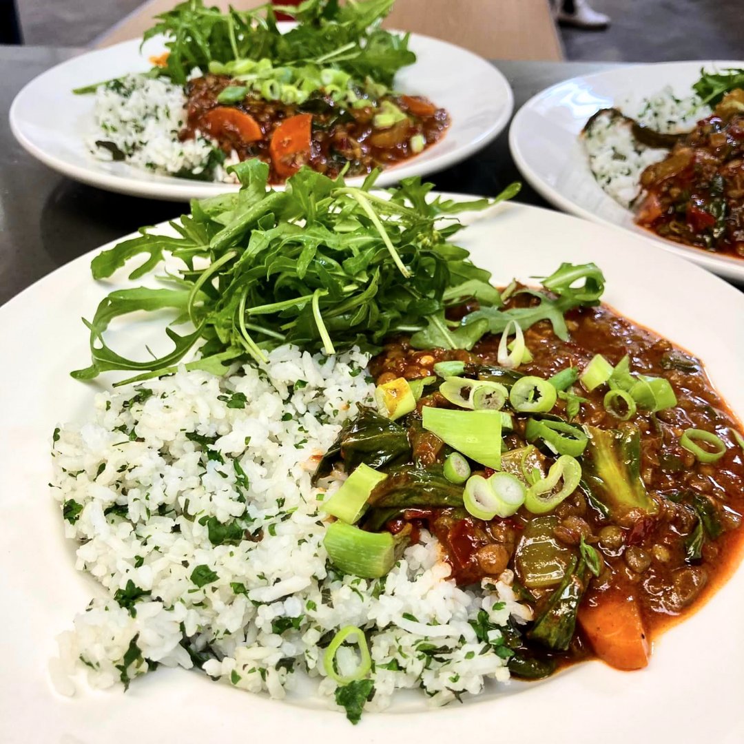 This week 27 guests at Thornton Heath were treated to... 🍔 Lentil burgers with antipasti and a dressed side salad 🥘 Moroccan tagine with herby rice 🌸 Eggless vanilla sponge with mango and sorrel coulis, topped with edible flowers 10/10, superb, no notes! #FoodCycle #Menu