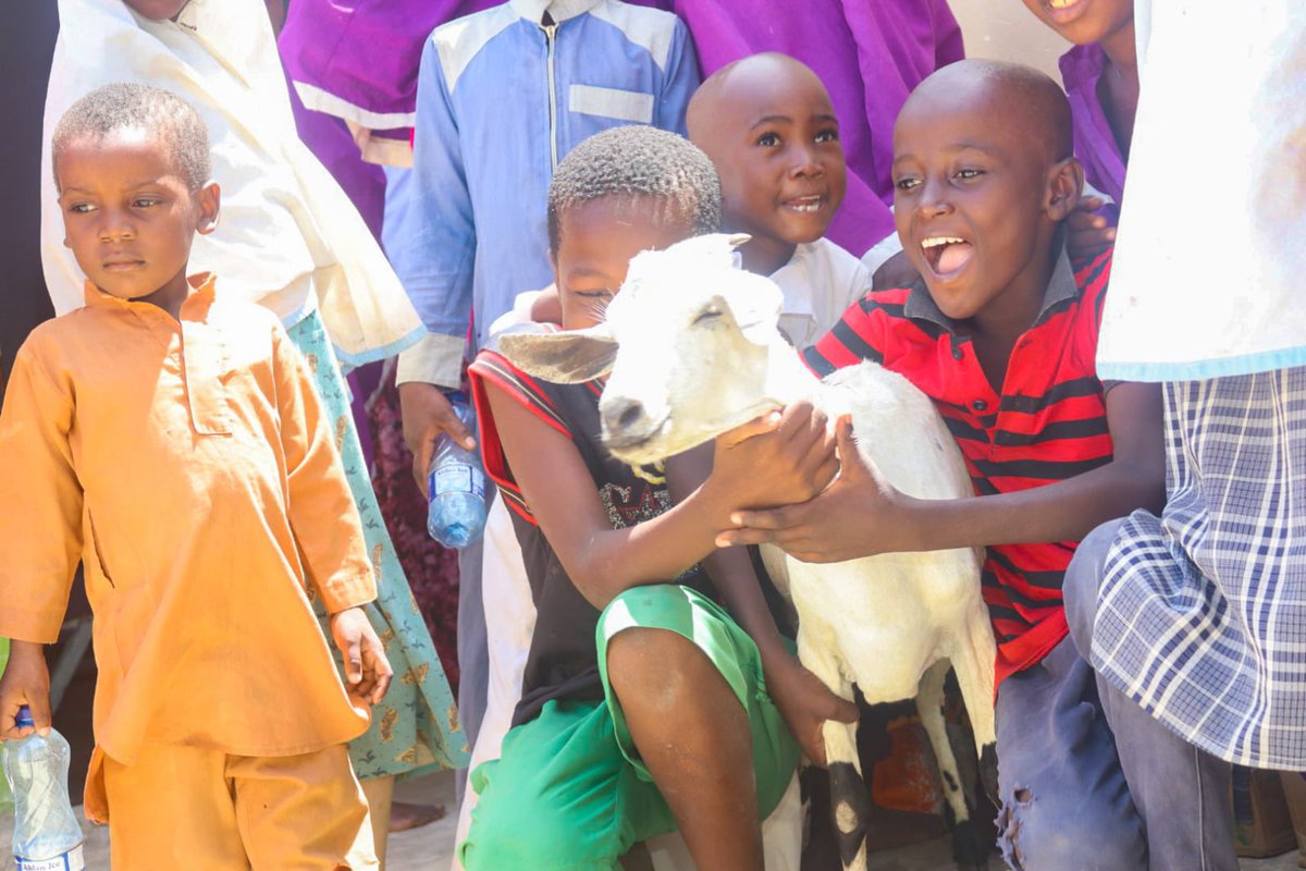 The team from @MoAliFoundation has made their first stop over at Ummul Mujtahidah orphanage in Jitoni, Jomvu Kuu Ward-Jomvu Constituency to distribute Goat for Eid and Food items. May Allah be pleased with the donation of every donor. #HumanityIsOurRace