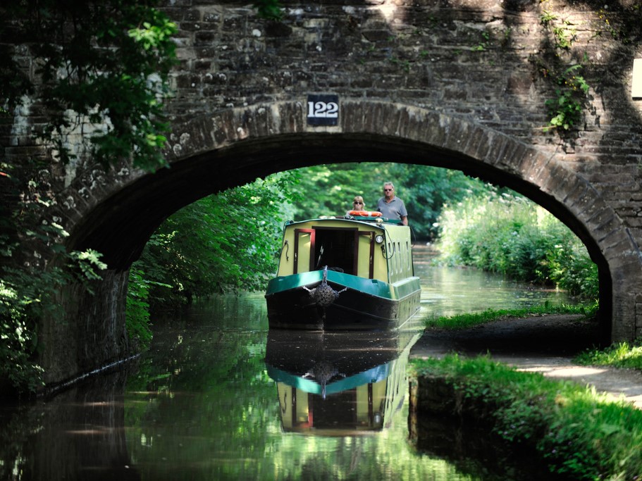 💧 ❔ Can you guess this waterway? A haven for wildlife and a favourite with nature-lovers, walkers and cyclists, this waterway runs for 35 miles with 6 locks. Formed in the 19th century it was a key industrial corridor for coal and iron. 📷 Craig Easton