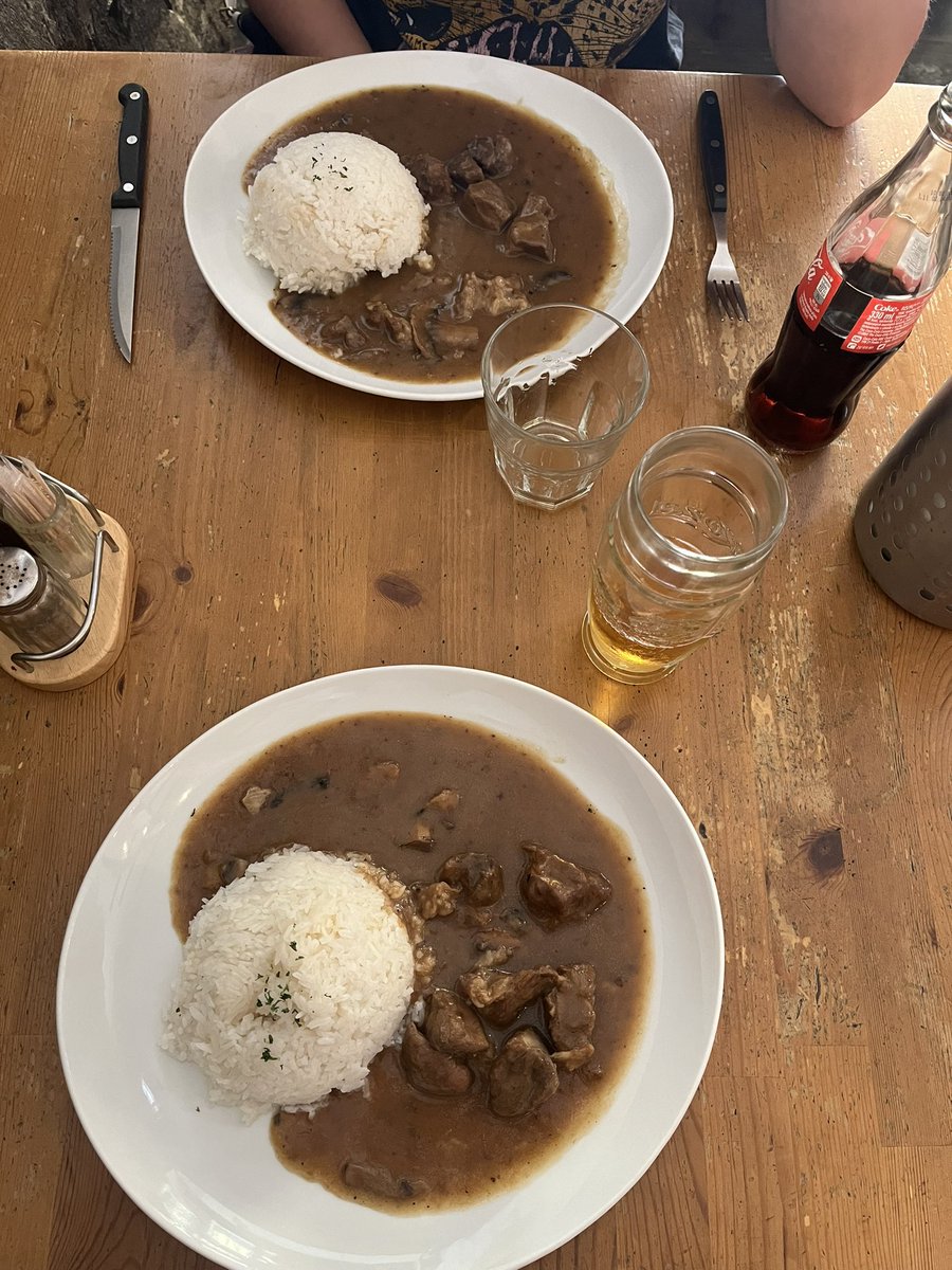 Probando cerveza y comida checa en U Matějíčků