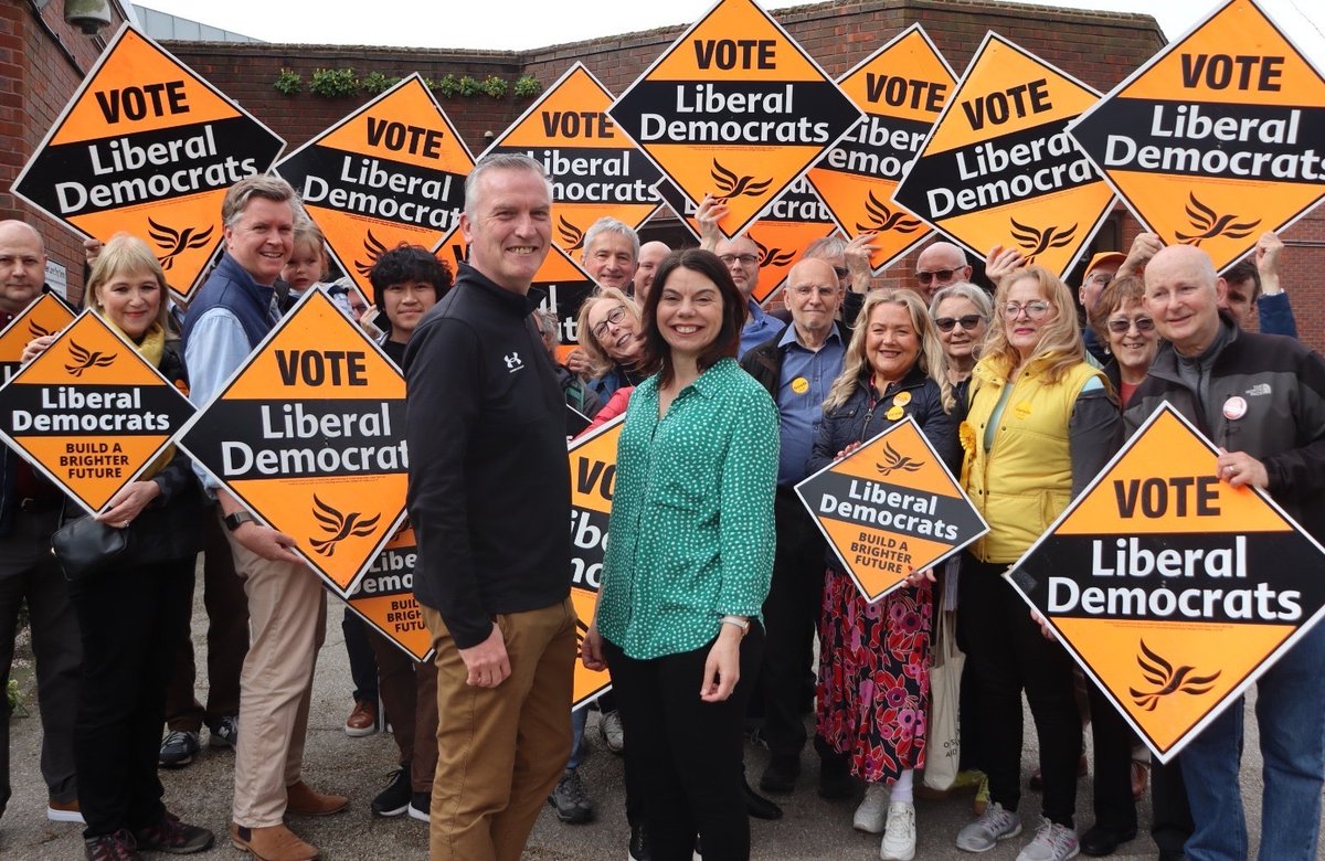 Great turnout for our action day in East Sheen on Saturday. Lots of support for @Gareth_Roberts_ , our SW London GLA candidate and @robblackie and @LondonLibDems