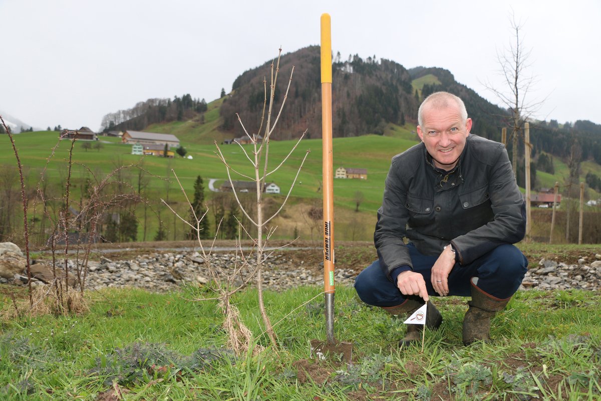 Projekt: #BeweisstückUnterhose. Finden wir gemeinsam heraus, wie es unseren Böden geht. Simon Enzler erklärt, wie Sie am Wochenende vom 20./21. April mitmachen können. Vergraben Sie eine 🩲 und lassen Sie sich von den Ergebnissen überraschen! 👉beweisstueck-unterhose.ch @agroscope