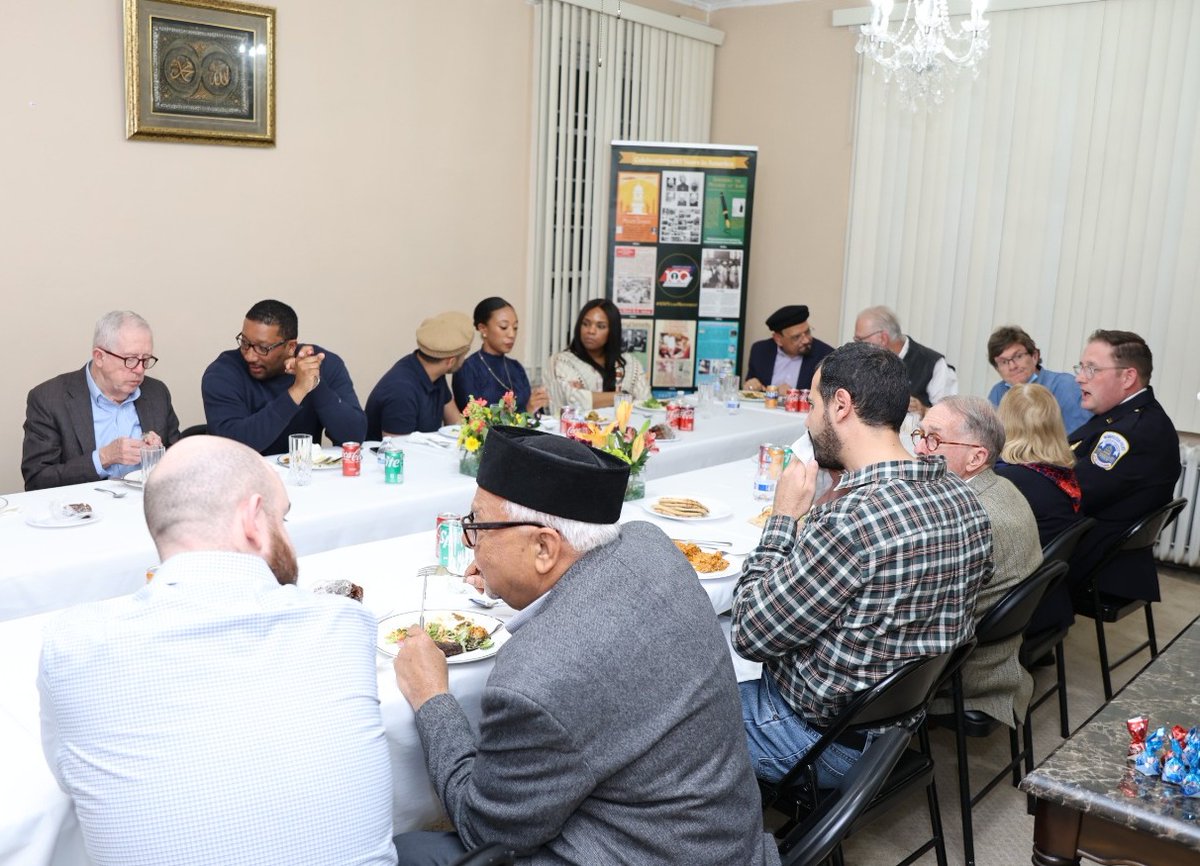 Thank you DC Deputy Mayor Appiah @SafeDC, DC Councilmember Pinto @CMBrookePinto, MPD @DCPoliceDept Chaplains Rev. Jerry West @Jerrywestdc and Rabbi Stephanie Bernstein for joining other community, interfaith leaders, and neighbors last night at the @FazlMosque for Iftar Dinner.