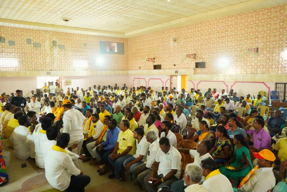 SrikanthMLC's tweet photo. కుప్పం నియోజకవర్గం కుప్పం రూరల్ మండలం మల్లనూరు గ్రామం లో జరిగిన జయహో బీసీ కార్యక్రమం లో పాల్గొని బీసీ డిక్లరేషన్ గురించి వివరించడం జరిగింది.
#narachandrababunaidu
#mlckancharlasrikanth
#KuppamLakshaMajorityLakshyam
#jayahobc
#tdpwithbcs
#bcdecleration #kuppam https://t.co/5KO9G99O69