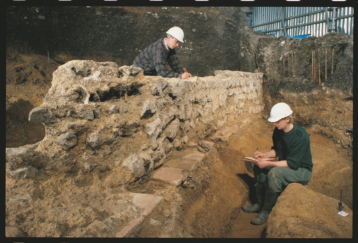 Unearth London's gladiatorial past! Join archaeologist Dr Andrew Lane for a tour of London's Roman Amphitheatre 🏛️ and learn how it was discovered, the secrets behind Roman engineering and much more. 📅 20 April (11am & 2pm) 👉 Book now: bit.ly/49kzOqE