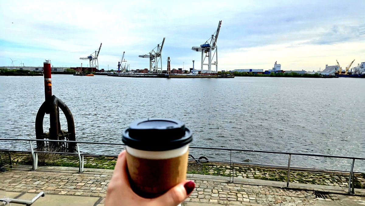 So much to do, but sometimes the little joys are more important - like enjoying the first day that really feels like spring. ☀️ With coffee and an iconic hanseatic view. 🥰 Would you like to kneel by my side, holding my cup? ☕️🧎‍♂️