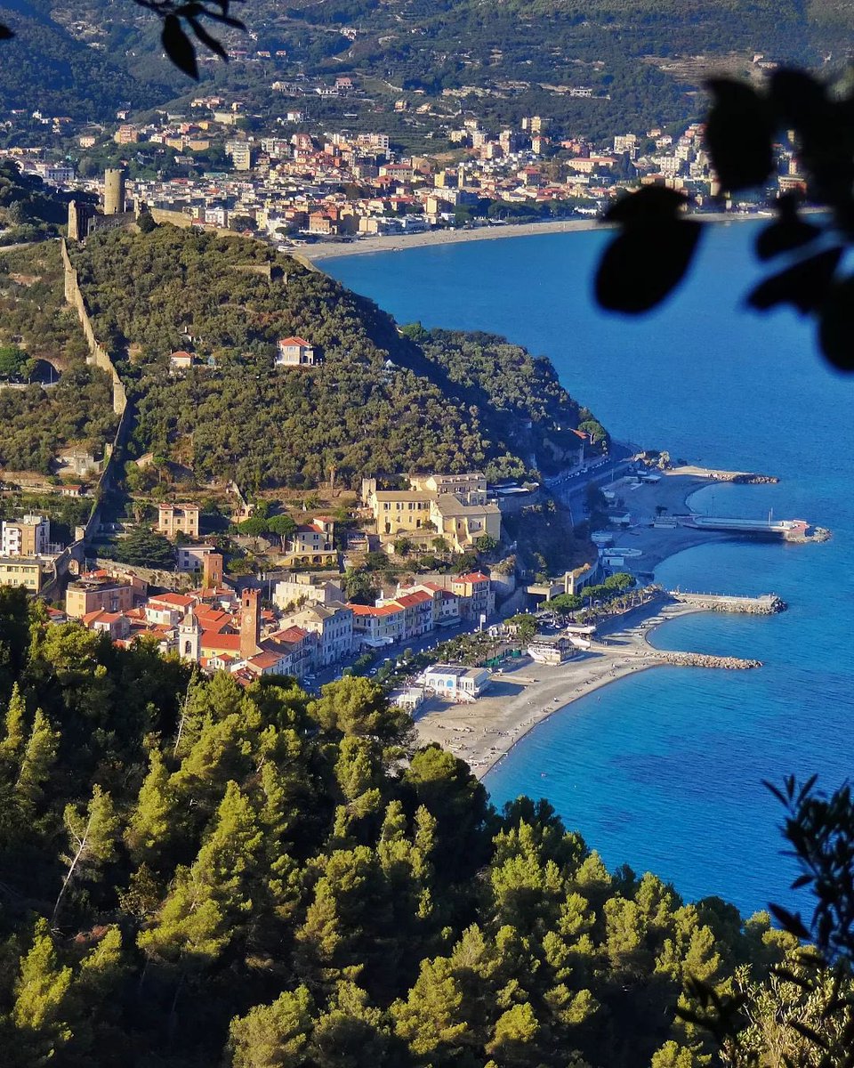 🌊 Iniziamo la settimana così☀️ Con il verde della #macchiamediterranea che sposa i colori delle case colorate affacciate sul blu dell’acqua cristallina del #marligure #lamialiguria #Liguria #Varigotti | IG📸 @silvy__83 @salvo2480_9
