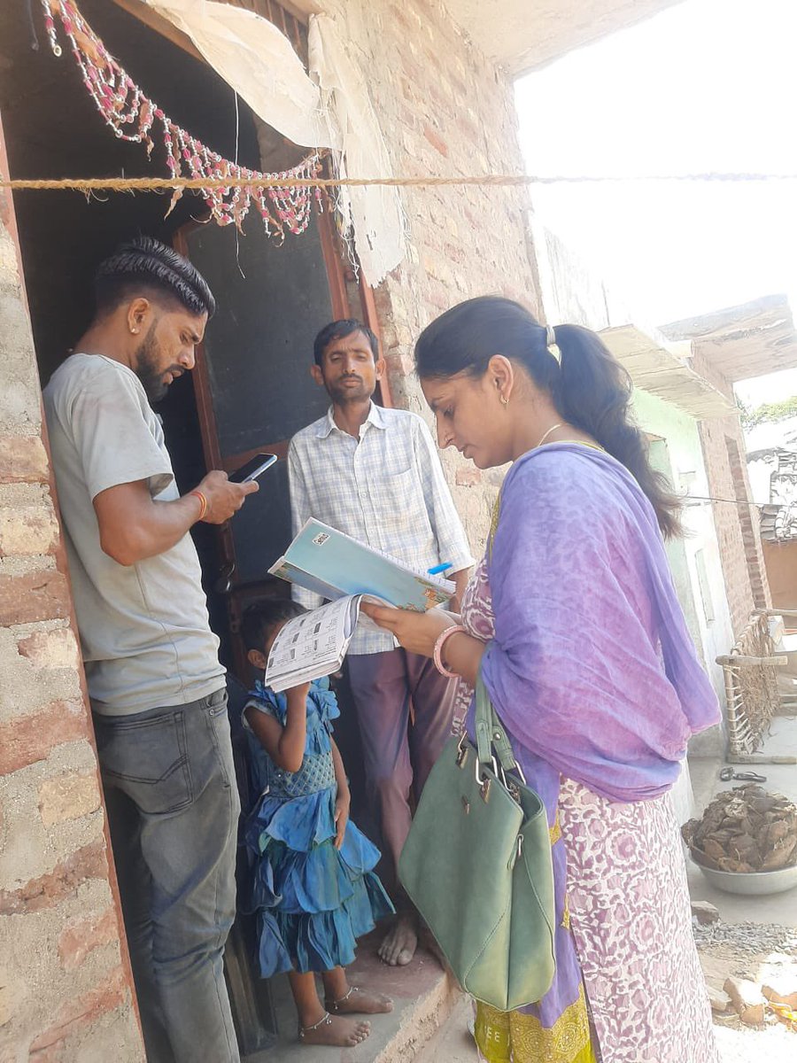 GPManadar's tweet photo. “हमको यह समझाना है सबको वोट दिलाना है “
ग्राम पंचायत मनादर के भील वास में कार्मिको द्वारा घर घर जाकर मतदाताओं को 26th अप्रैल को होने वाले मतदान दिवस पर मतदान करने हेतु कार्मिको द्वारा प्रेरित किया।
@Dmsirohi @ECISVEEP @CeoRajasthan 
#LokSabaElection2024 https://t.co/XItTqUh67F