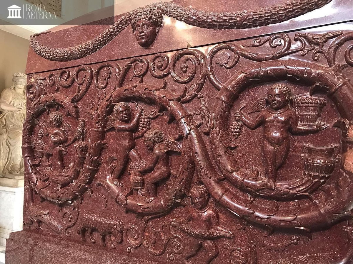 Le sarcophage monumental en porphyre rouge de Constance conservé aux Musées du Vatican. Cette fille de Constantin est décédée en 354 et ensevelie près de la Basilique Sainte-Agnès à Rome🏛 #MuseiVaticani