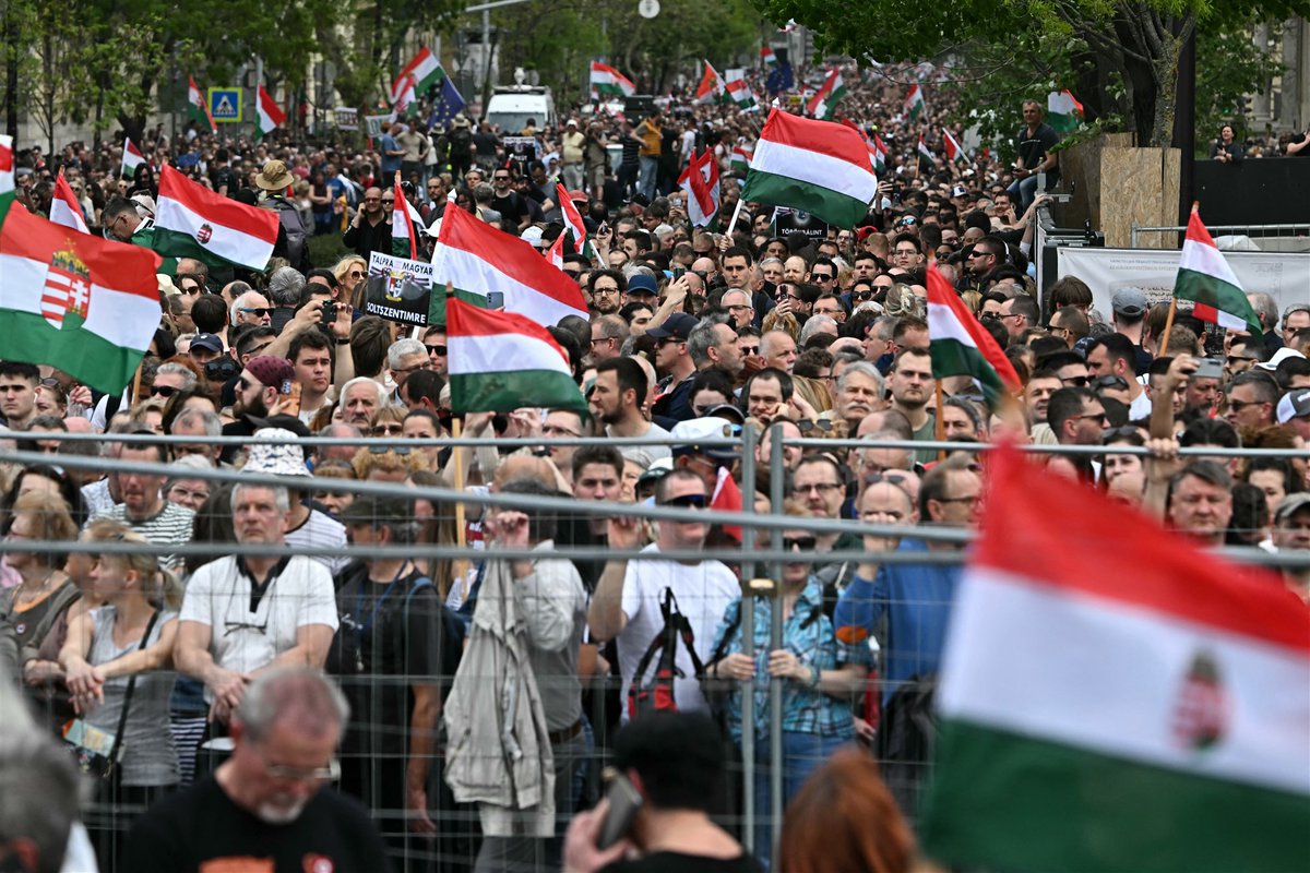 'Orbán, treed af!', luidde het afgelopen weekend tijdens demonstraties in Boedapest. Tienduizenden Hongaren riepen de nieuwe conservatieve regering van Viktor Orbán af te treden. Maar, de tegenstand komt uit onverwachtse hoek. Daarover @tijnsadee om 13.30 bij @NPORadio1