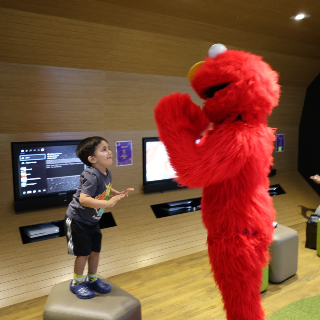 When Captain Starlight met Elmo 🚀🌈⭐ 💛There was an abundance of ‘warm and fuzzy’ moments in the Starlight Express Room when Elmo dropped in to see the children. 💜 Elmo was handing out high-fives and taking photos with families to help brighten their day!