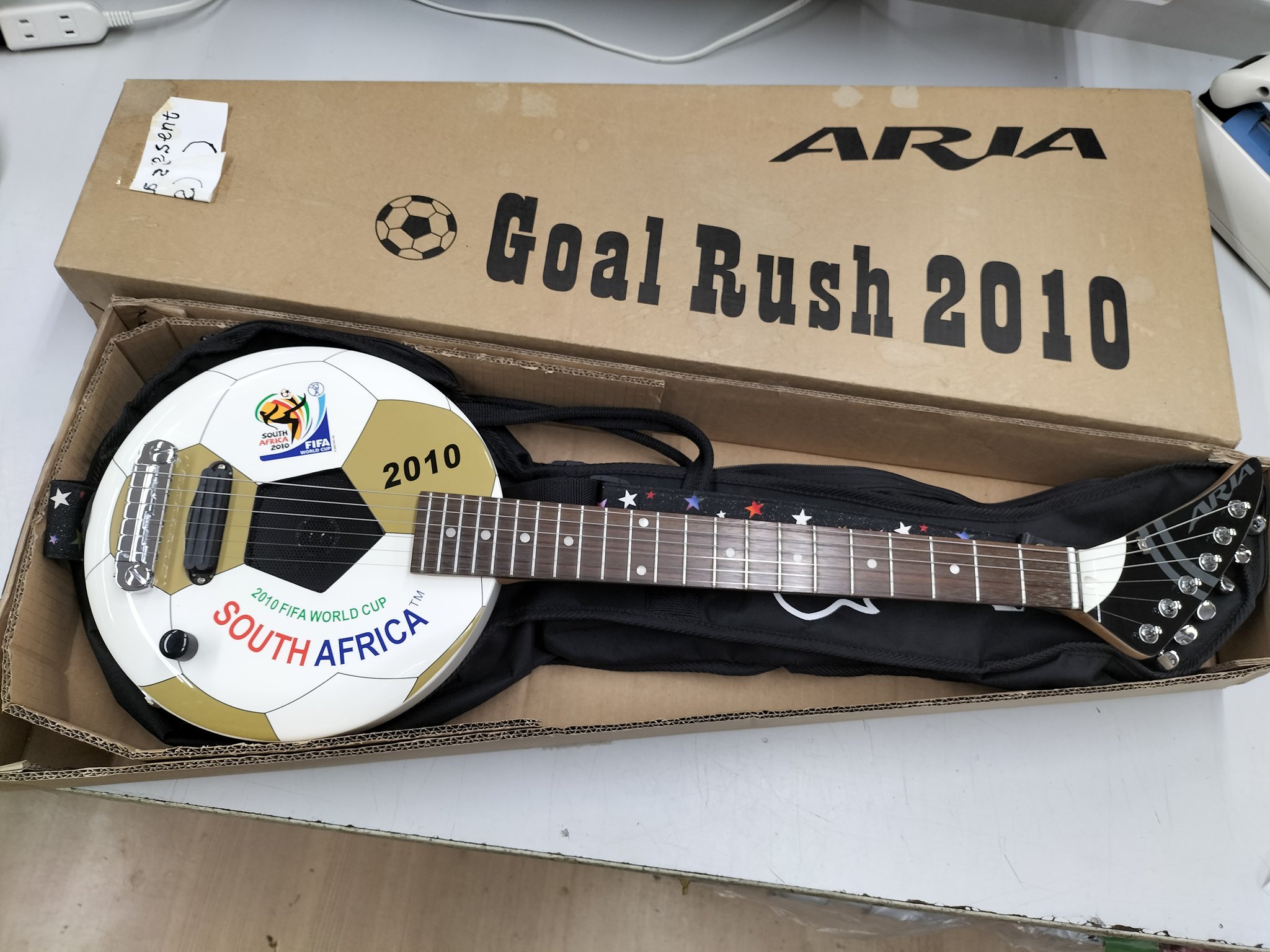 FIFA公認ミニエレキギター ゴールラッシュ2010 ケース付 zo3