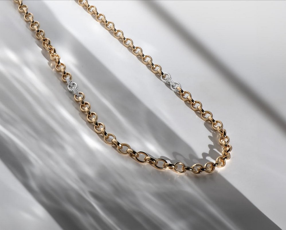 Rialto Chain 80 cm  long with polished finish and diamond elements.
Yellow & White Gold with Diamonds.
Chain Model N. M6076GB3/1L
pieromilano.it
#jewels #gioielliitaliani #MadeInItaly