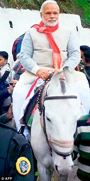 चुनाव आयोग ने राजकुमार रोत पर ऊंट की सवारी करने पर क्रूरता का आरोप लगाया, लेकिन पीएम और उनकी पार्टी को नजरअंदाज कर दिया. हम आदिवासी हैं, योद्धा हैं, इस ज़मीन के असली मालिक हैं! हमारी लड़ाई अटल है! हम अपने अधिकारों के लिए खड़े होंगे और एकजुट होंगे।'
#Pushpa2TheRule #NoVoteForBJP