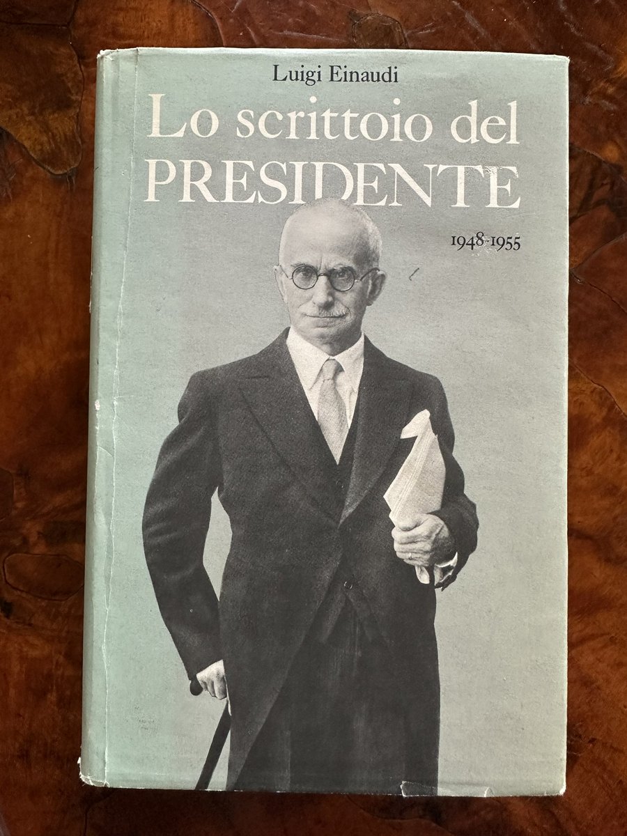 UN LIBRO AL GIORNO/387

LO SCRITTOIO DEL PRESIDENTE, Luigi Einaudi, Einaudi editore, 1956

#unlibroalgiorno #leggeresempre #leggerechepassione #leggerefabene #librichepassione #libriconsigliati #leggere #libridaleggere #7aprile #librodelgiorno #liberalismo #liberale #libertà