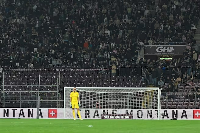 ultras1899_'s tweet image. Une position du club genevois à l'opposé des #ultras de la #sectiongrenat, qui ont quitté le stade, par solidarité, dénonçant, par communiqué, "un climat répressif sans précédent (...) une guerre étatique contre les ultras (...) et la gestion sécuritaire du #SFC #SG88 #SFCFCZ