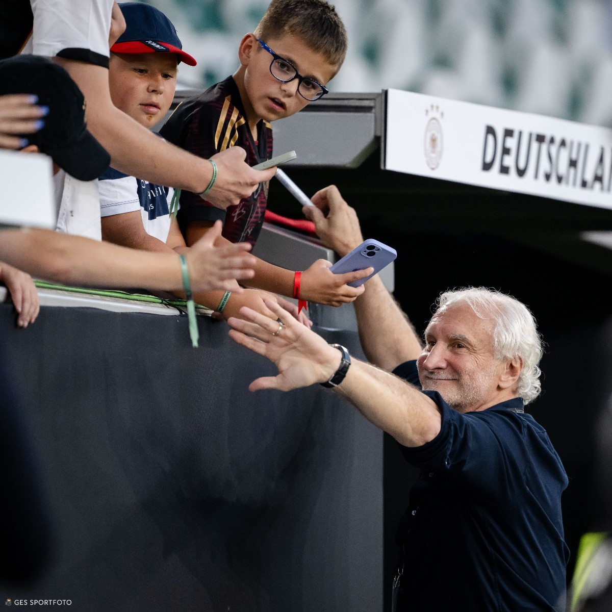 Vertragsverlängerung! 🤝 Rudi #Völler bleibt über das EM-Jahr 2024 hinaus Direktor der A-Nationalmannschaft der Männer. ✍️ Der Vertrag des Weltmeisters von 1990 läuft bis zum Abschluss der Weltmeisterschaft in den USA, Kanada und Mexiko 2026. 👉 dfb.social/rudibleibt