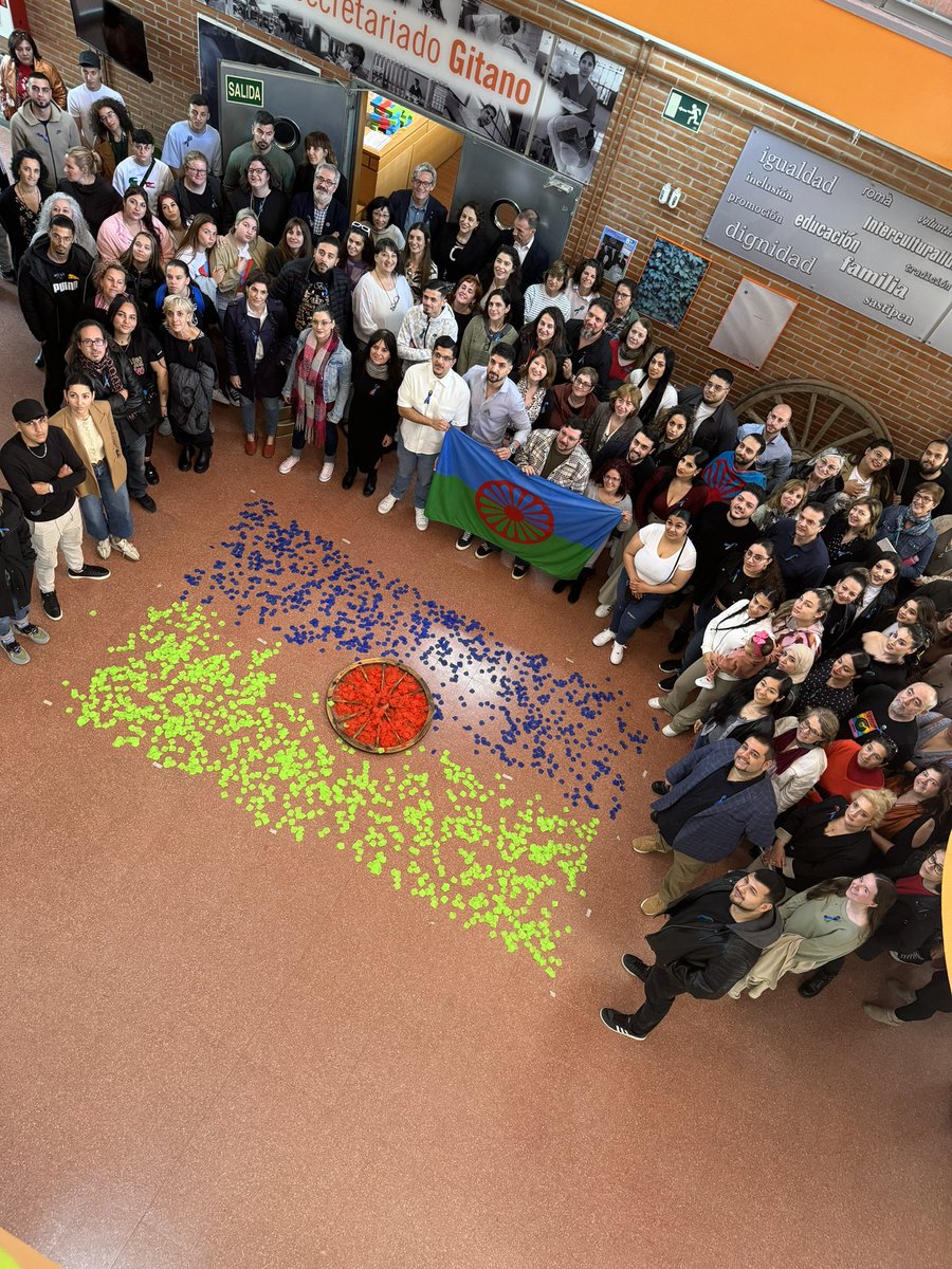 gitanos_org_MA's tweet photo. Esta mañana, en la sede de Vallecas hemos conmemorado este #8deAbril el #DiaInternacionaldelPuebloGitano. 

Recordando nuestra cultura, nuestra historia y nuestra lucha por la igualdad y la inclusión.

#Conocenos https://t.co/iyNsyevtZ6