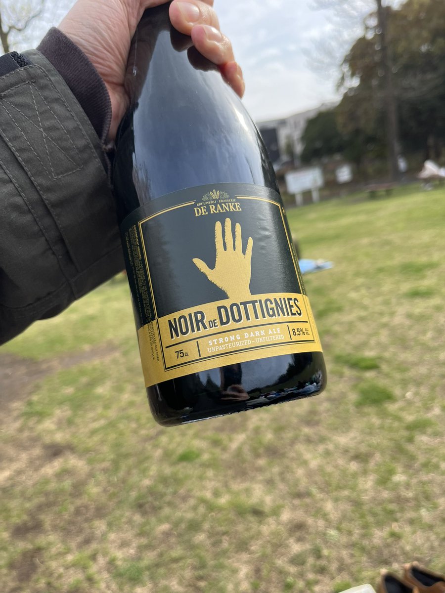 beer_telling's tweet photo. ベルギービールから #DeRanke のNoir De Dottignies。紙でラッピングされてたの、どっか行っちゃった。可愛かったのに。
スタイルはベルジャンストロングダークエール。モルトの甘味、ちょい焦げの香ばしさ、ゆったりしたビターな余韻。味わいが厚くて良い締めになるやつ。
#クラフトビール https://t.co/f5M0xUAGjV